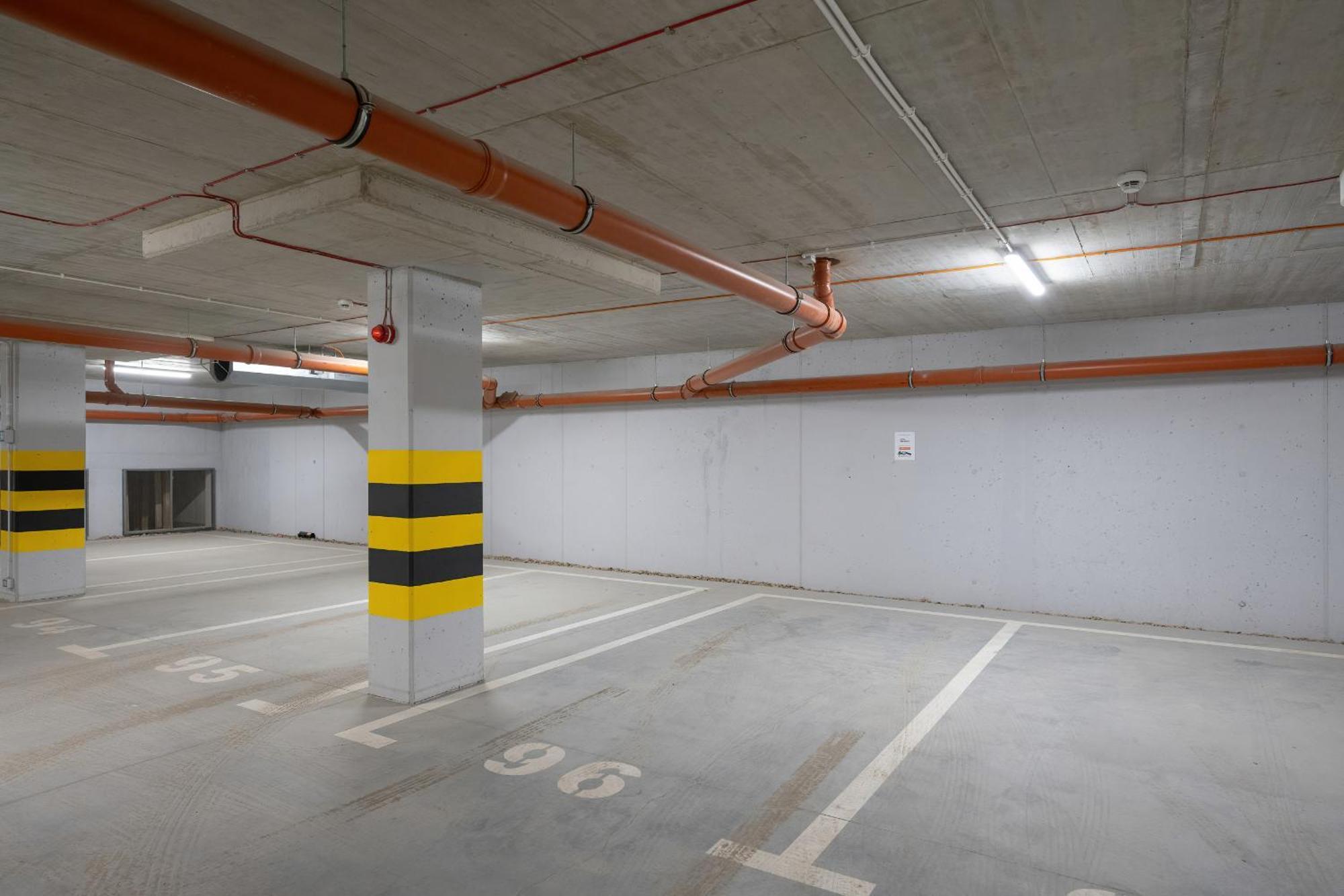 1-bedroom With Parking & Balcony By Renters Apartament
